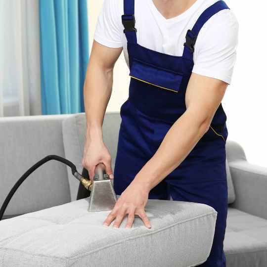 Higienização de Estofados em Centro, Sombrio - Profissional em ação
